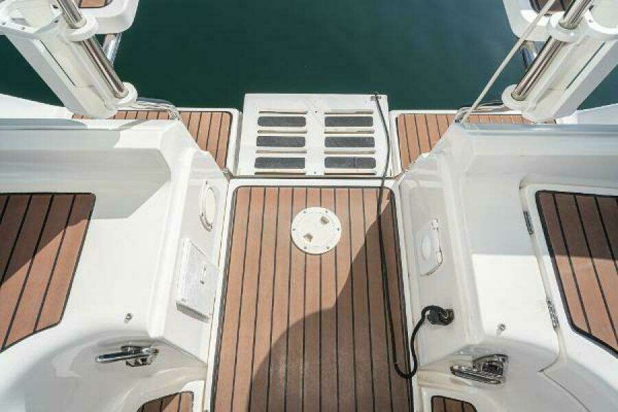 Saba Rock N 38ft Hunter Yacht For Sale
