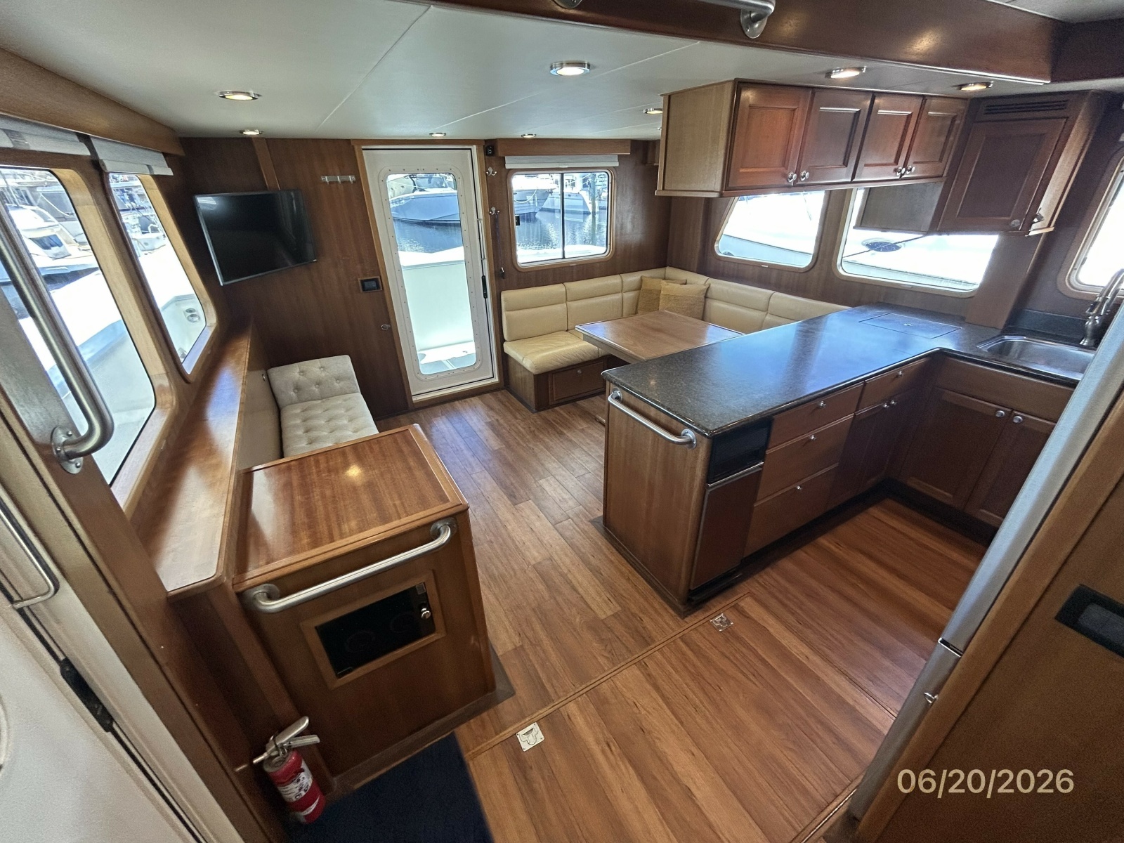 45' Northwest salon aft