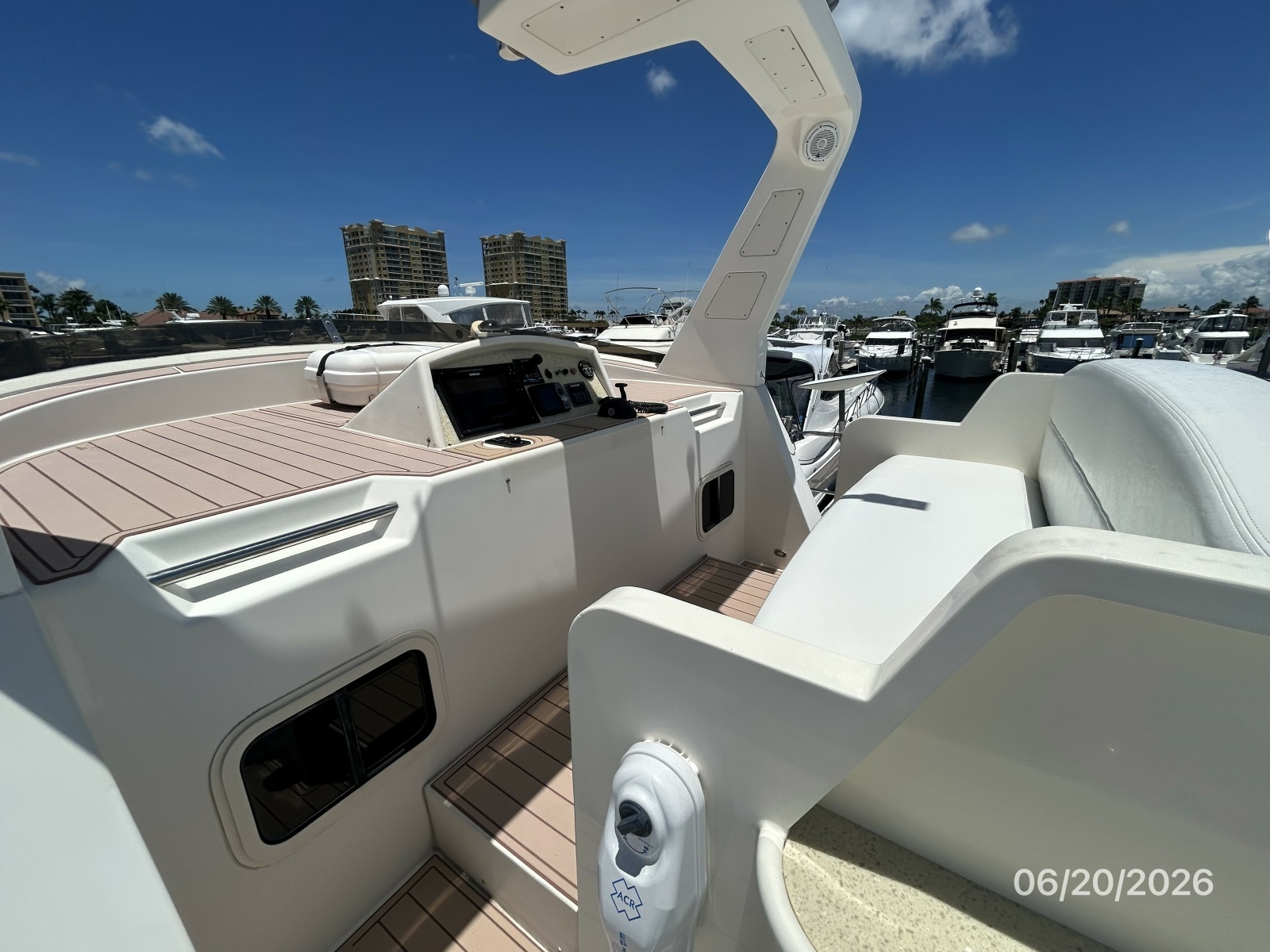 45' Northwest flybridge helm1