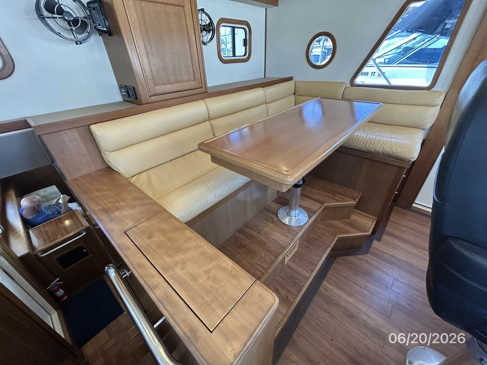 45' Northwest pilothouse aft seating1