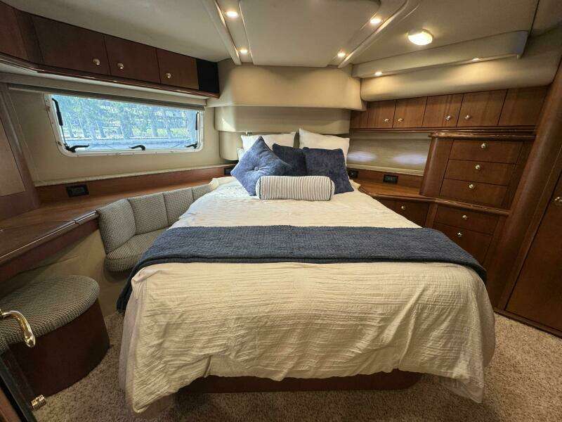 36 Cruisers Yacht 4450 Aft State Room