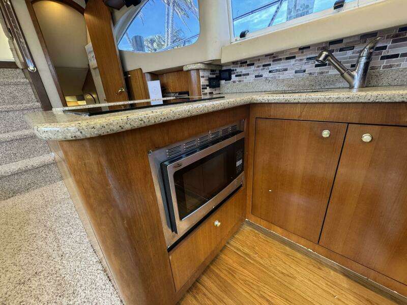 28 Cruisers Yacht 4450 Galley Microwave
