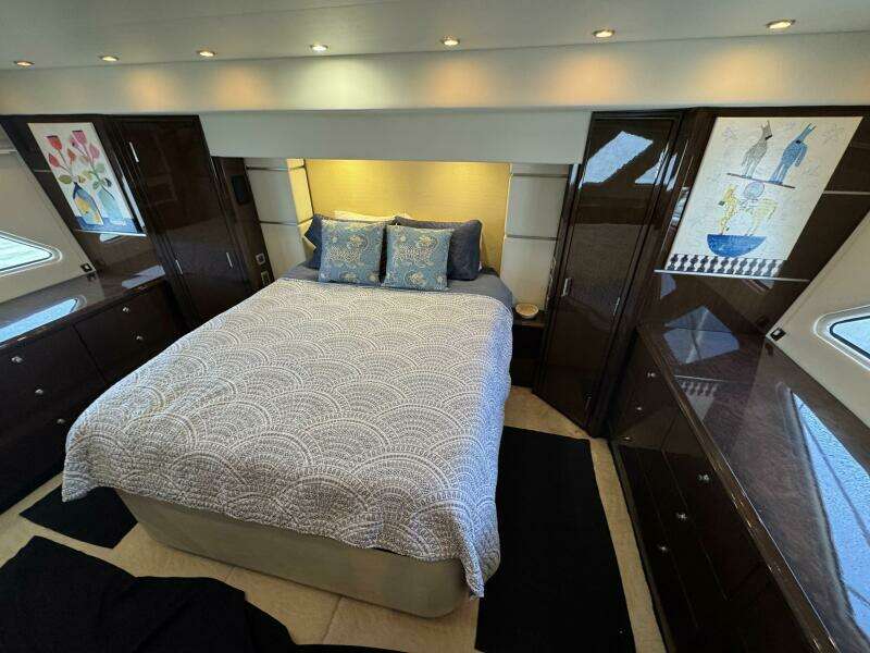 20 2007 Marquis 55 Full Beam Owners Stateroom