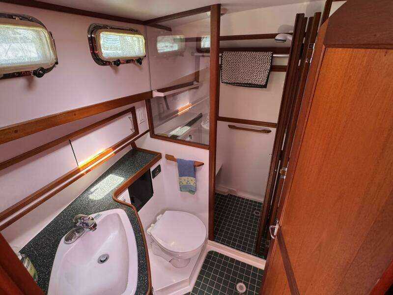 38 2005 Sabreline 47 Dry Head w/ separate shower
