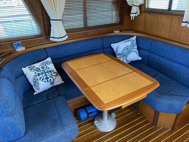 23 2005 Sabreline 47 Salon Dinette