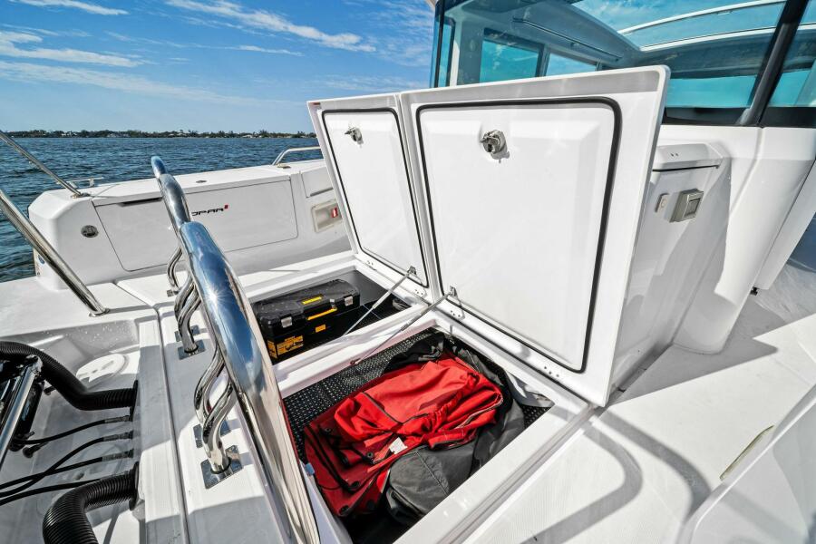 37' 2022 Axopar 37 XC Cross Cabin