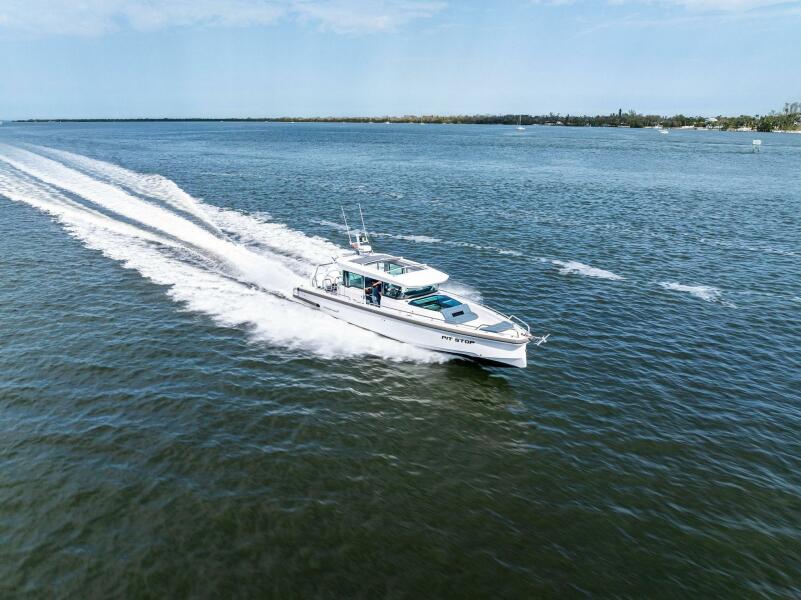 37' 2022 Axopar 37 XC Cross Cabin