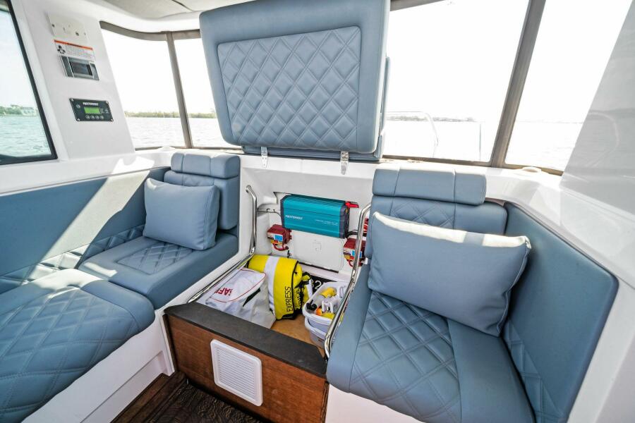 37' 2022 Axopar 37 XC Cross Cabin