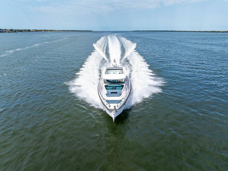 37' 2022 Axopar 37 XC Cross Cabin