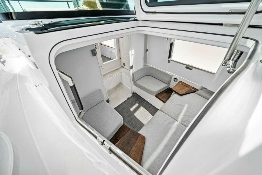 37' 2022 Axopar 37 XC Cross Cabin
