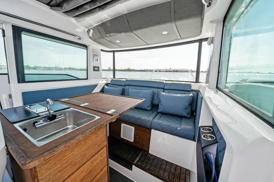 37' 2022 Axopar 37 XC Cross Cabin