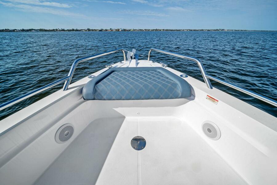 37' 2022 Axopar 37 XC Cross Cabin