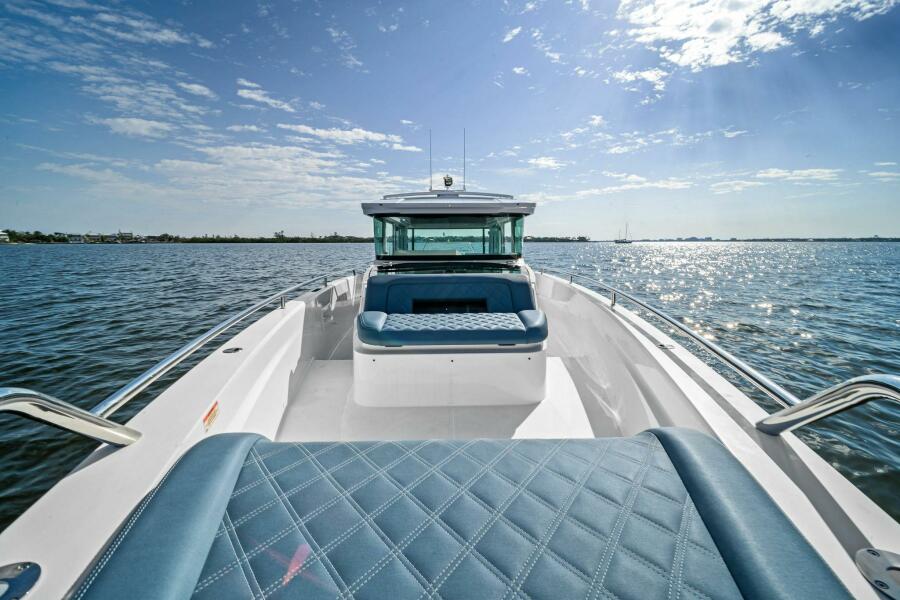37' 2022 Axopar 37 XC Cross Cabin