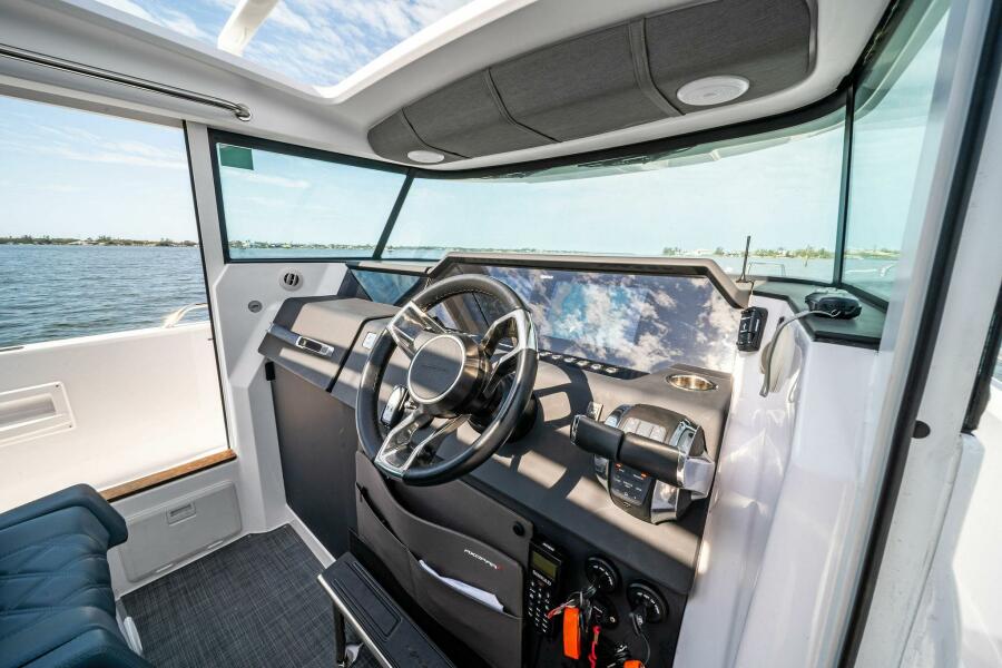 37' 2022 Axopar 37 XC Cross Cabin