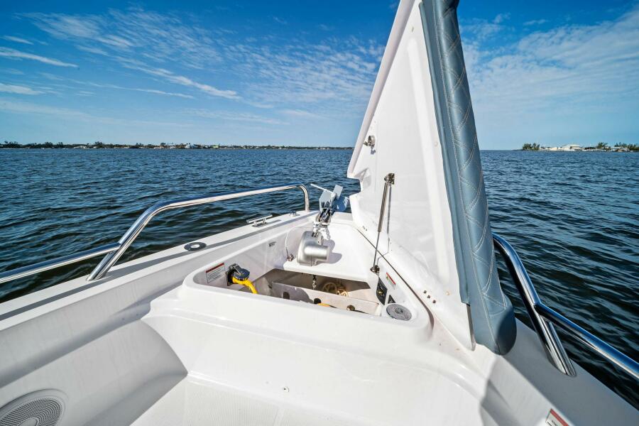 37' 2022 Axopar 37 XC Cross Cabin