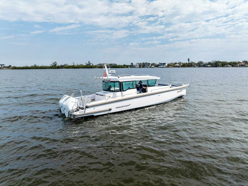 37' 2022 Axopar 37 XC Cross Cabin