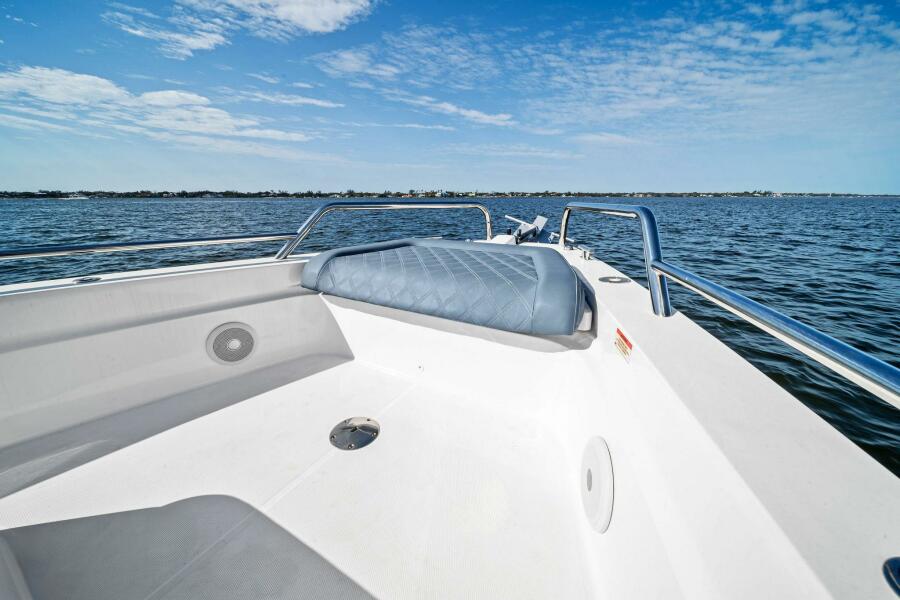 37' 2022 Axopar 37 XC Cross Cabin