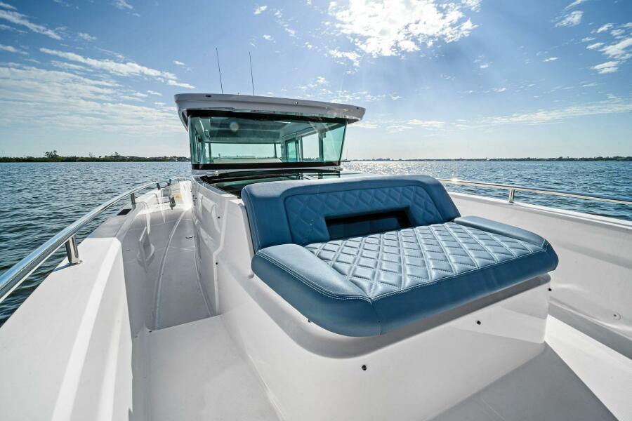 37' 2022 Axopar 37 XC Cross Cabin