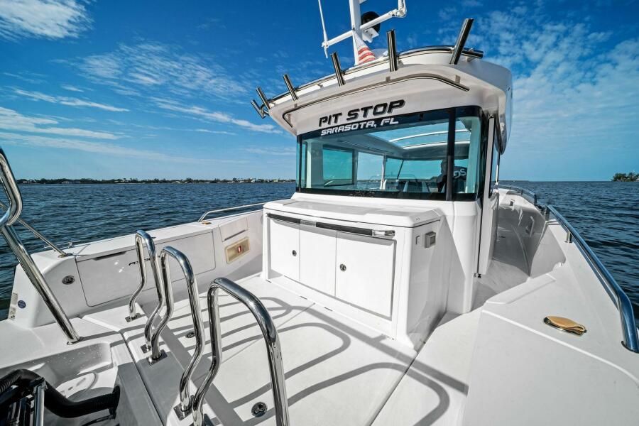 37' 2022 Axopar 37 XC Cross Cabin