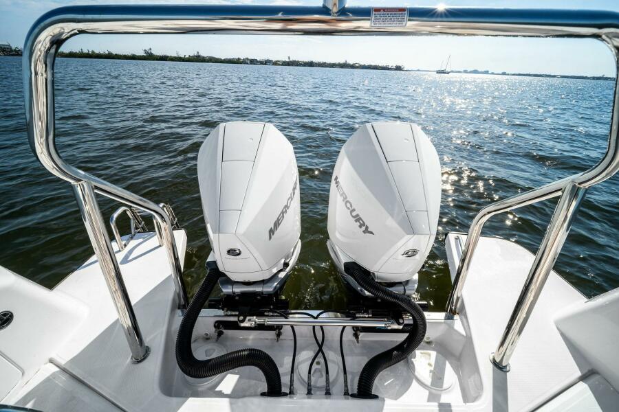 37' 2022 Axopar 37 XC Cross Cabin