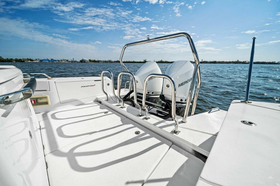 37' 2022 Axopar 37 XC Cross Cabin