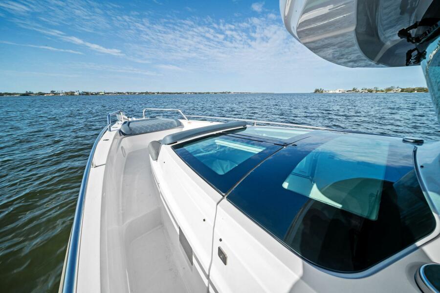 37' 2022 Axopar 37 XC Cross Cabin