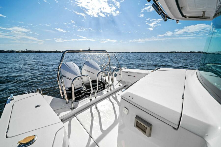 37' 2022 Axopar 37 XC Cross Cabin