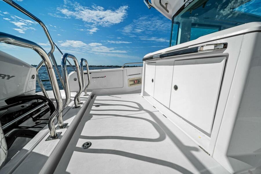 37' 2022 Axopar 37 XC Cross Cabin