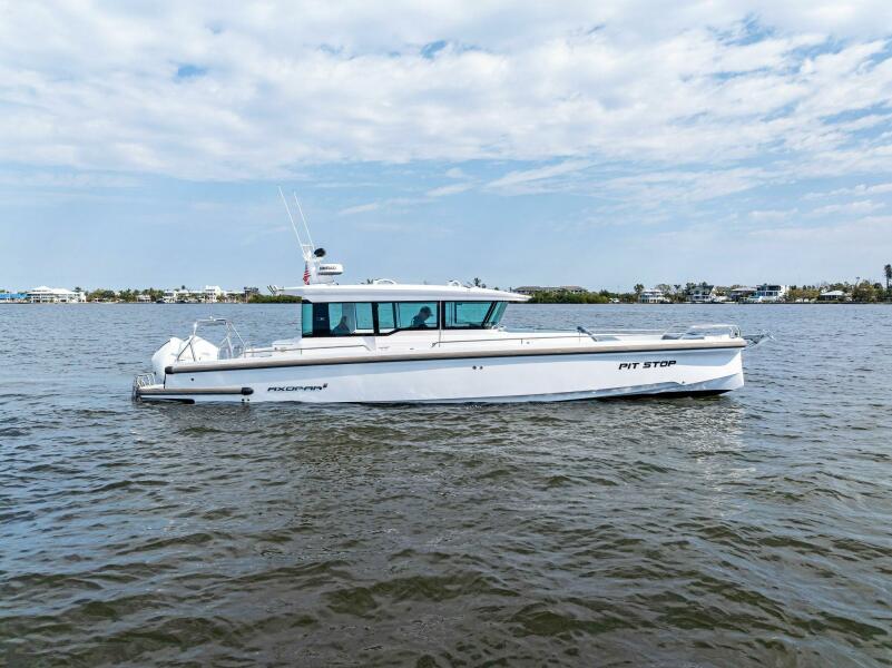 37' 2022 Axopar 37 XC Cross Cabin