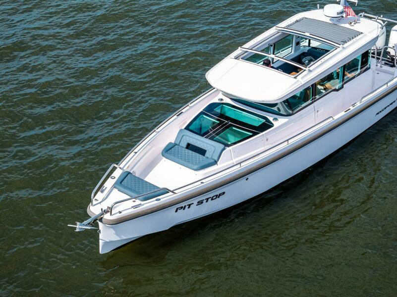 37' 2022 Axopar 37 XC Cross Cabin