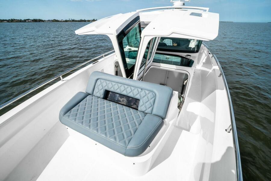 37' 2022 Axopar 37 XC Cross Cabin
