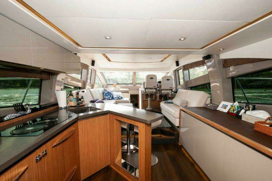 2018 Sea Ray L550 Flybridge-Salon 4