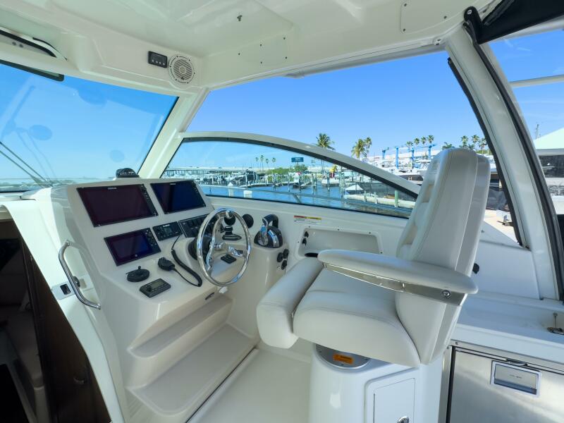 31' 2018 Boston Whaler 315 Conquest