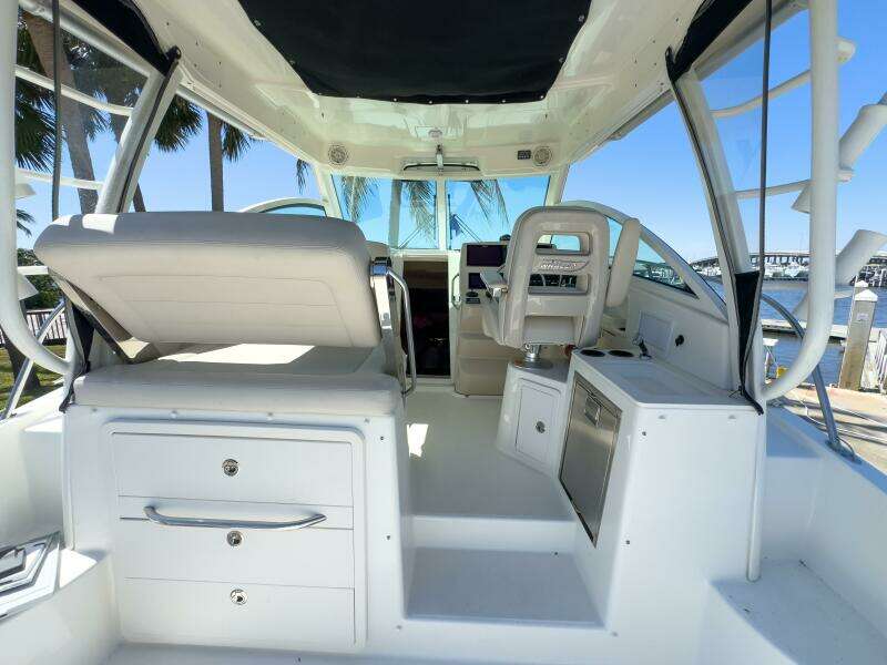 PEARL 31ft Boston Whaler Yacht For Sale