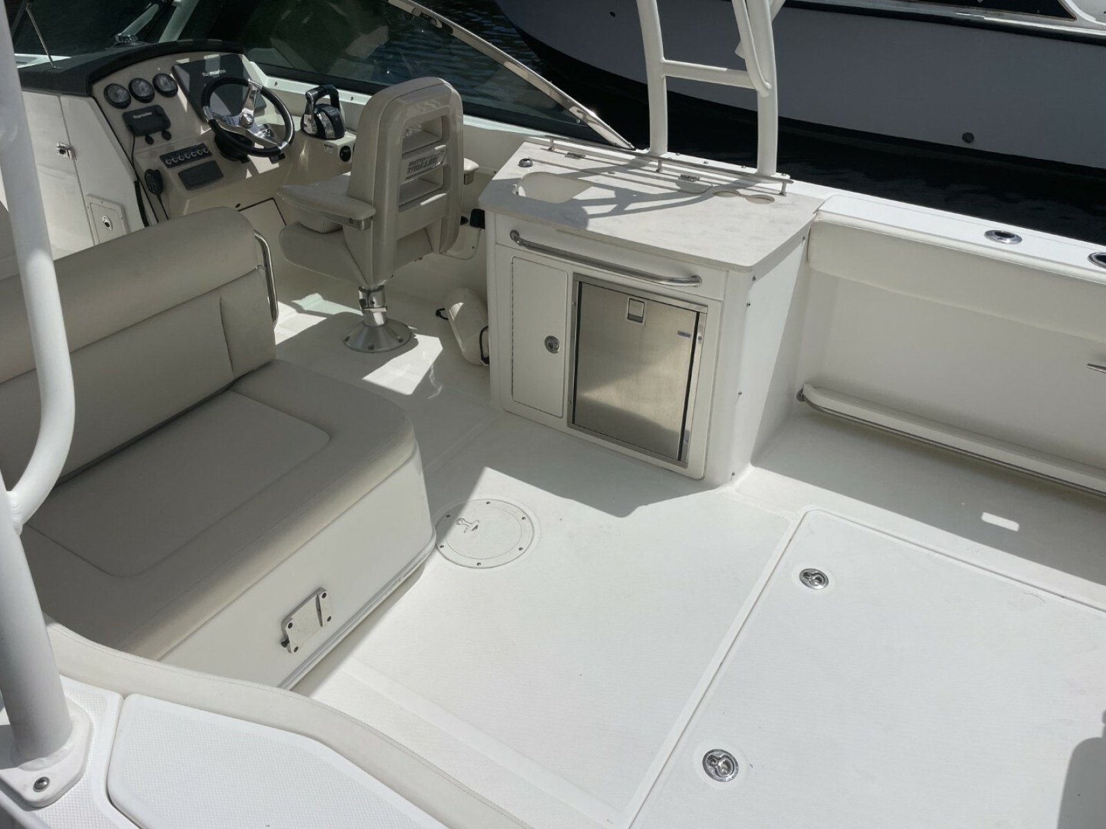 27ft Boston Whaler Yacht For Sale
