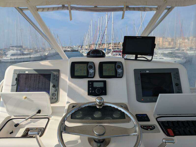 Tiara 3900 Conv. Helm Station