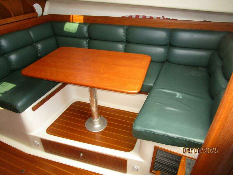 34' Mainship salon seating2