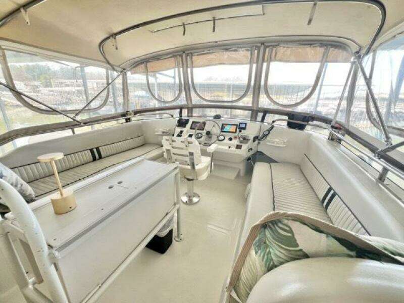 8 Current Dream 2002 Mainship 390 Flybridge 1 Medium
