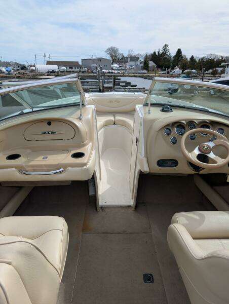 Sea_ray_210_stern_inside_5