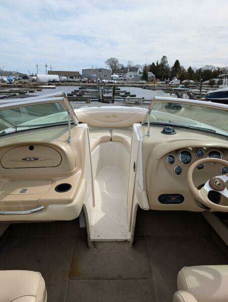 Sea_ray_210_helm_3