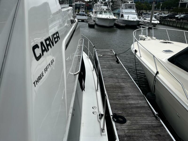 1999 Carver 356 Aft Cabin