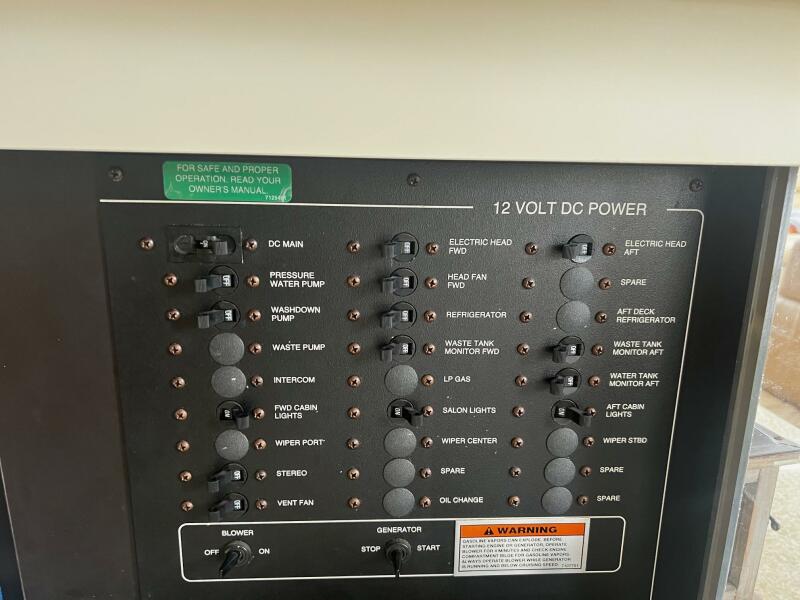 1999 Carver 356 Aft Cabin