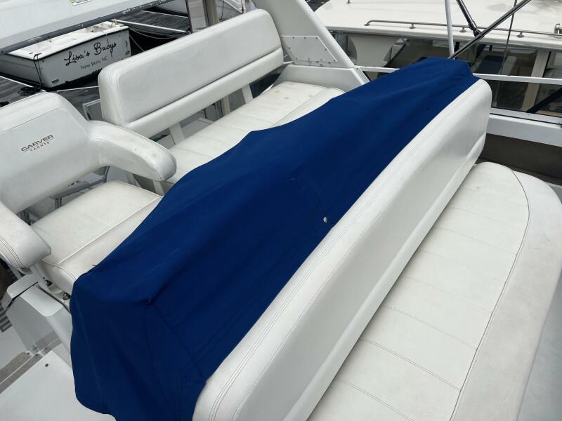 1999 Carver 356 Aft Cabin