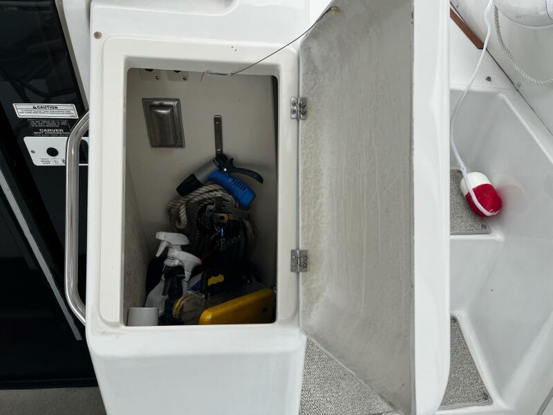 1999 Carver 356 Aft Cabin