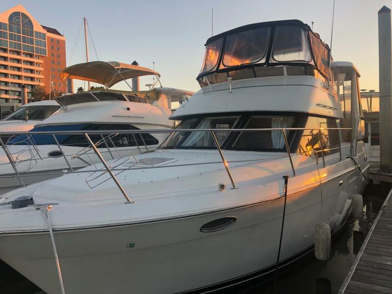 1999 Carver 356 Aft Cabin