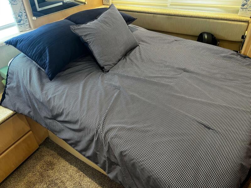 1999 Carver 356 Aft Cabin