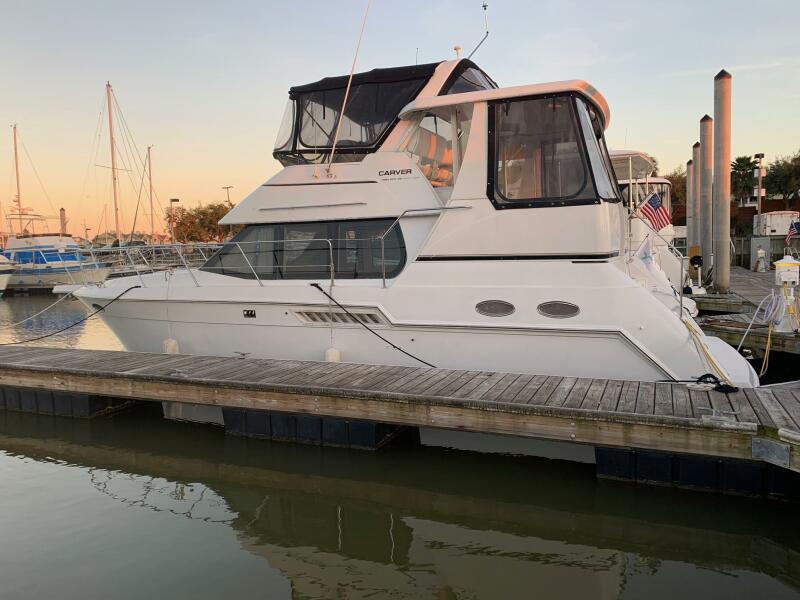 1999 Carver 356 Aft Cabin
