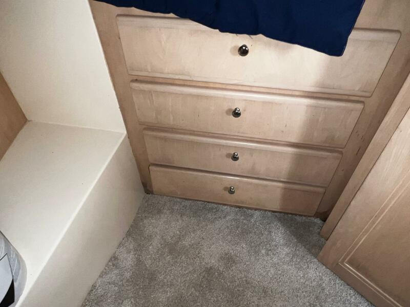 1999 Carver 356 Aft Cabin