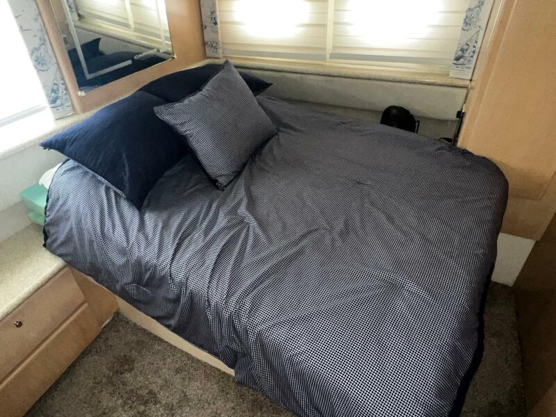 1999 Carver 356 Aft Cabin