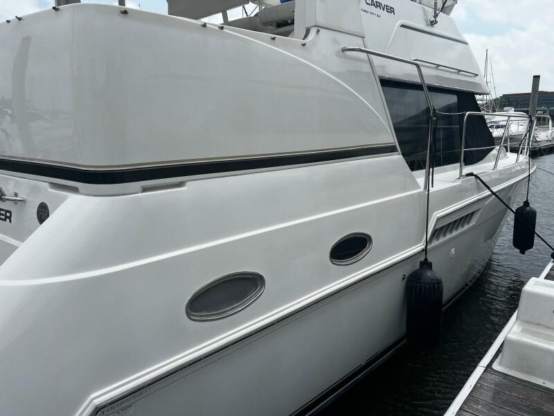 1999 Carver 356 Aft Cabin